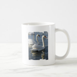 Mugg för svanreflexionskaffe