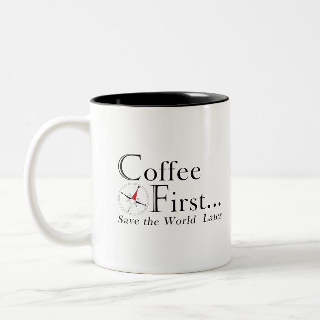 Mugg: Kaffe först. Rädda världen senare. Två-Tonad Mugg (Vänster)