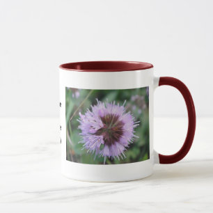 Mugg lila blomma med svart text: Ha en trevlig dag