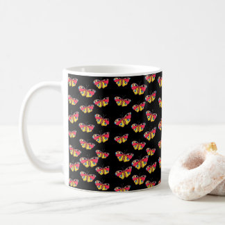 Mugg med fjärilar på svart bakgrund