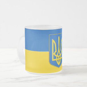 Mugg med flagga i Ukraina, frostat av litet glas