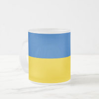 Mugg med flagga i Ukraina, frostat av litet glas
