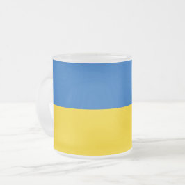 Mugg med flagga i Ukraina, frostat av litet glas
