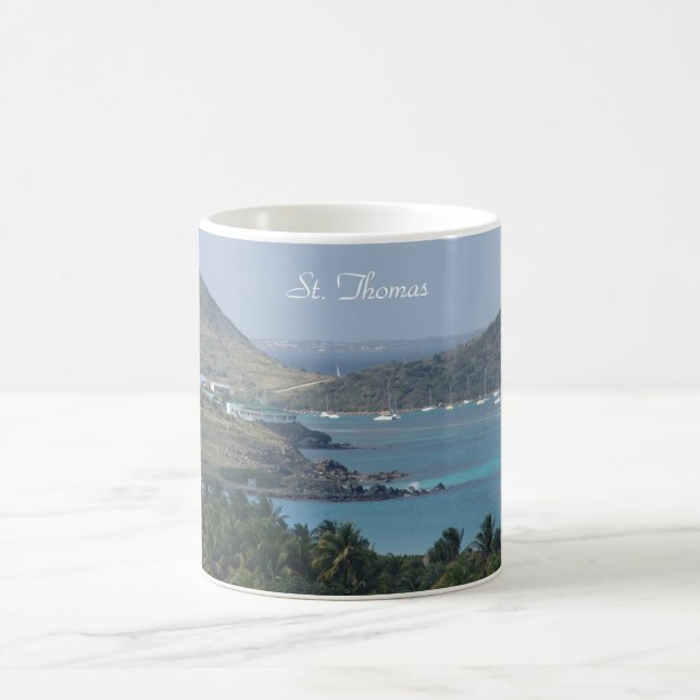 Mugg med fotografi av St. Thomas, segelbåtar. (Center)