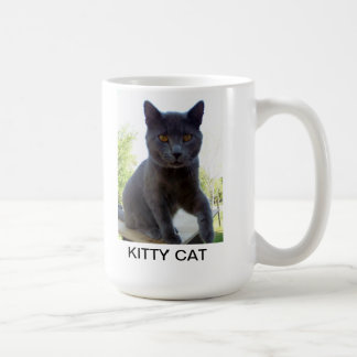 Mugg med kattfotoet och ord KATTUNGE på honom