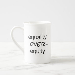 Mugg med specialdesign för Jämlikhet före rättvisa Benporslin Mugg