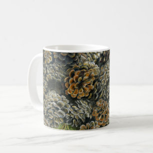 Mugg med stupade Pinecones omkring
