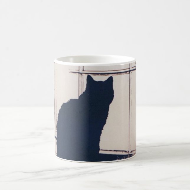 Mugg med svart katt vid fönster (Center)