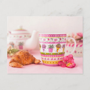 Mugg med tea, krossaft och blomma vykort