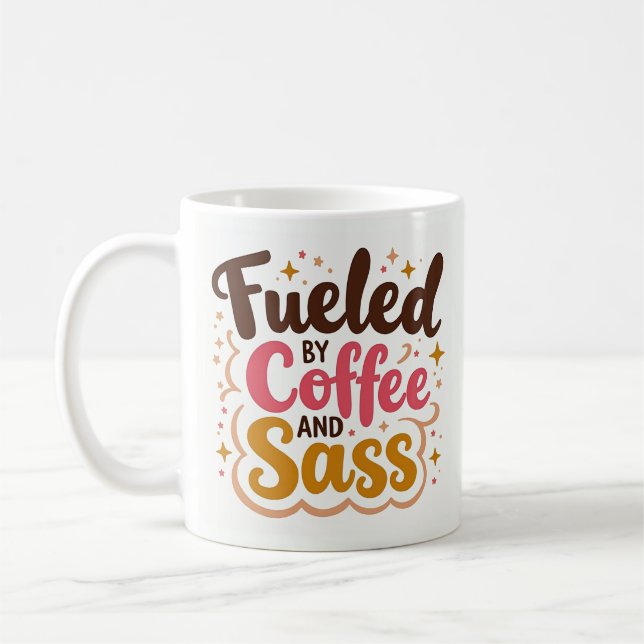 Mugg med texten Drivs av Kaffe och Attityd (Vänster)