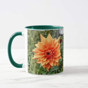 Mugg med två foton av orange dahlias
