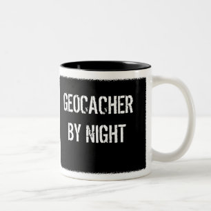 MUGGLE VID DAG - GEOCACHER VID NATT Två-Tonad MUGG