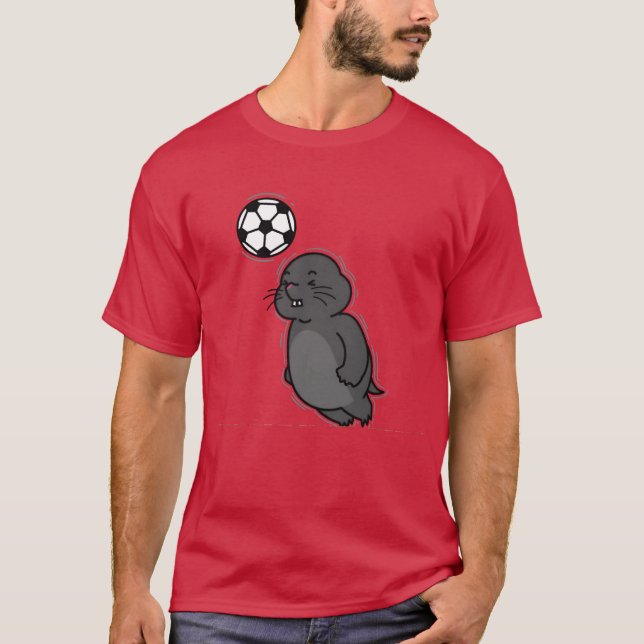 Mullvad spelar fotboll djur hög vänner t shirt (Framsida)