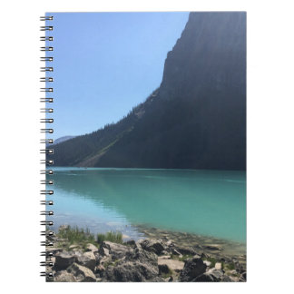 MULTIFLORADE KANOER SOM FLYTTAS I DOCK I SJÖ ANTECKNINGSBOK