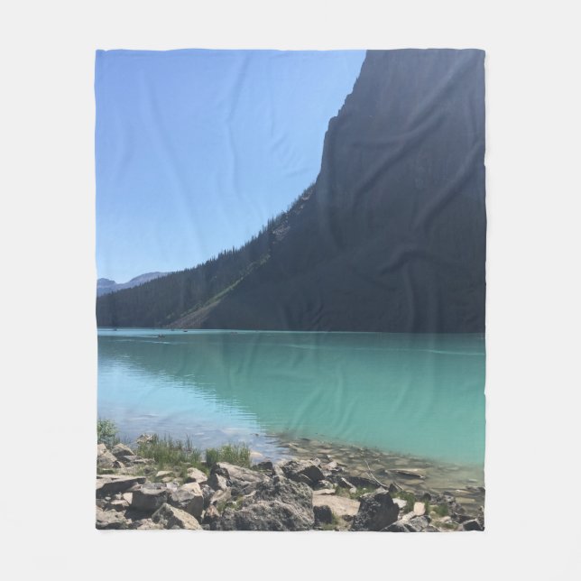 MULTIFLORADE KANOER SOM FLYTTAS I DOCK I SJÖ FLEECEFILT (Framsidan)