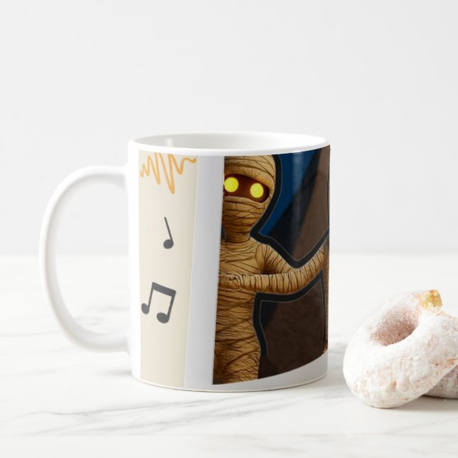 Mummans natt ute och dansar Tecknad kul Kaffemugg (Med munk)