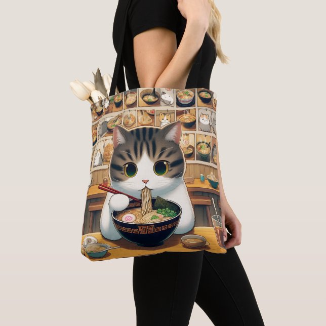Munchkin Cat Eating Ramen Tygkasse (Närbild)