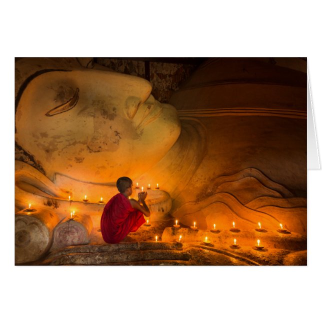 Munk som ber vid en Buddha Hälsningskort (Framsidan Horizontal)
