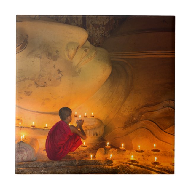 Munk som ber vid en Buddha Kakelplatta (Framsidan)
