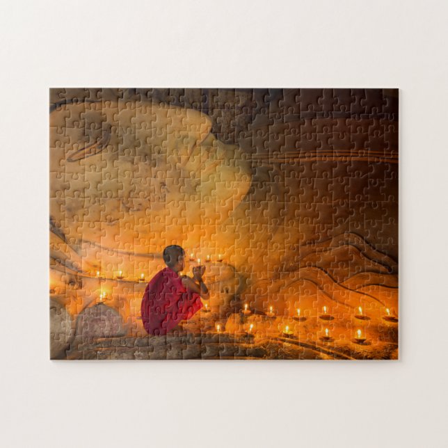 Munk som ber vid en Buddha Pussel (Horisontell)