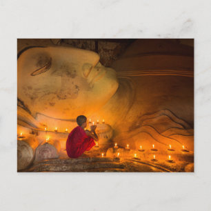 Munk som ber vid en Buddha Vykort