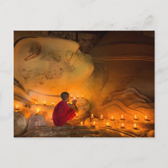 Munk som ber vid en Buddha Vykort (Framsida)