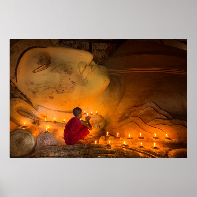 Munk som bönfaller av en Buddha Poster (Framsidan)