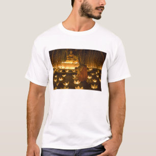 Munkar tänder khom loy-ljus och lyktor för t-shirt