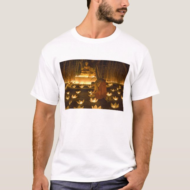 Munkar tänder khom loy-ljus och lyktor för t-shirt (Framsida)