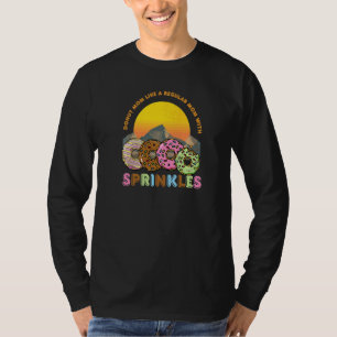 Munkmamma som en vanlig mamma med strössel mellanm t shirt