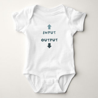 Munnen matar in och knuffar tillverkat av en bebis tee