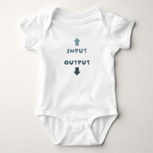 Munnen matar in och knuffar tillverkat av en bebis tee shirt