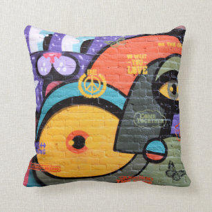 Muren graffiti öga Peace and Kärlek message vid ku Kudde