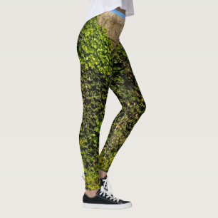 Murgröna täckt stenvägg med blå himmeldamasker leggings