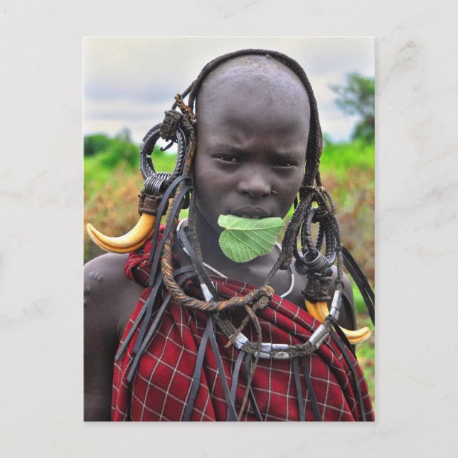 Mursi Girl med Löv "Band aid" Vykort (Framsida)