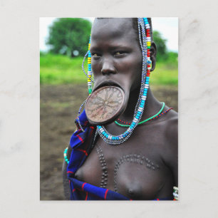 Mursi Woman med läppplanta och förargelse Vykort