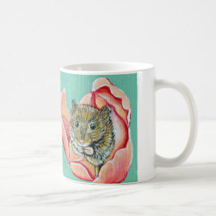 Mus i en tulpanmålning kaffemugg