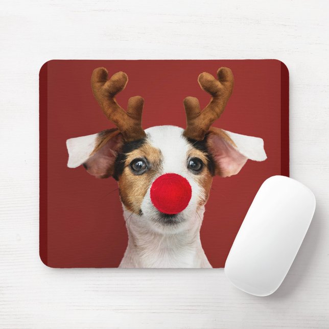 Mus-knappsats för uppspelning av Hund Musmatta (A playful dog wearing reindeer antlers and a red nose against a red vibrant background!)