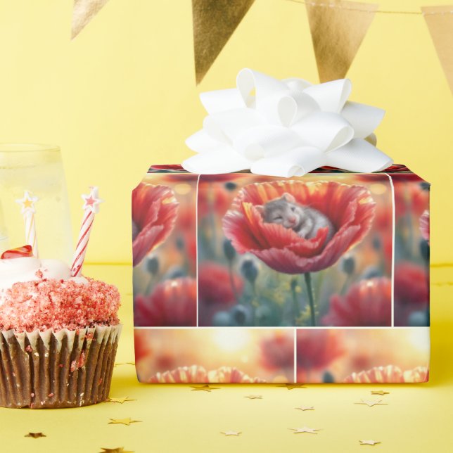 Mus som sover i en röd vallmoblomma presentpapper (Födelsedagsfest)