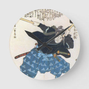 Musashi Miyamoto 宮本武蔵 med två Bokken Rund Klocka