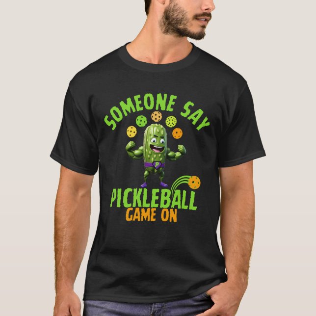 Muscled Up Pickle nån säger Pickleball T Shirt (Framsida)