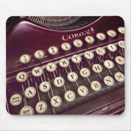 Musen strövar omkring över en klassikerskrivmaskin musmatta