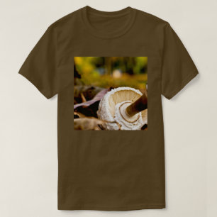 Mushroom är fortfarande liv, var är Alice? T-Shirt