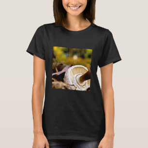 Mushroom är fortfarande liv, var är Alice? T Shirt