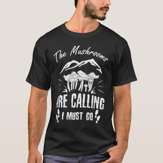 Mushrooms Are Calling I Must Go T Shirt (Framsida)