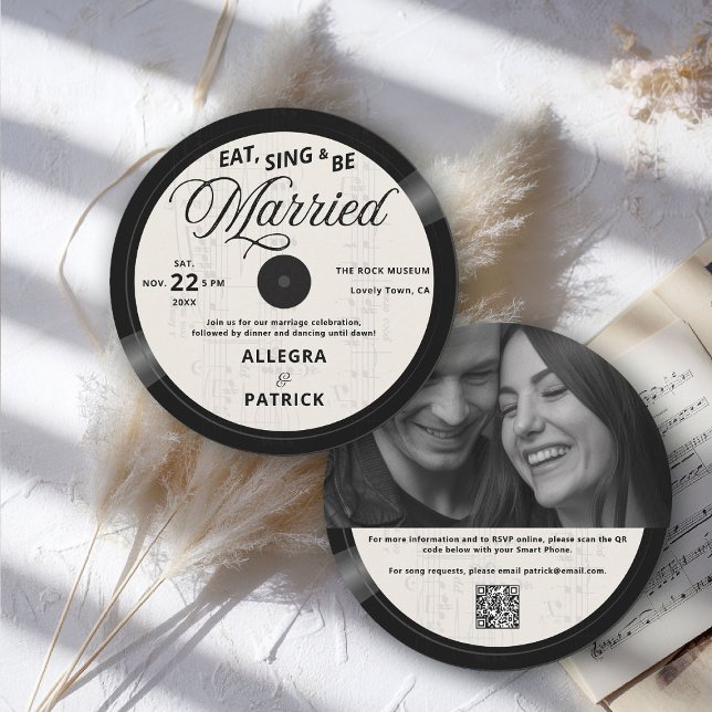 Music Vinyl Ivory Black All One Photo QR Bröllop Inbjudningar (music theme wedding invitation rock vinyl record black white partition photo qr code all one musical)