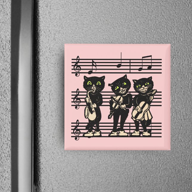 Musical Svarta katter Magnet (Three jazz musicians black cats green eyes on sheet music on pink square magnet.)
