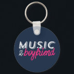 Musik är min pojkvän, en kvinna... nyckelring<br><div class="desc">Musik är min pojkvän. Vintage och återdesign för dem som kärlek ska göra musik, skriva sång och lyssna på radion. Coola och märkliga designvaror för dem som hittar företag i musik. Perfekt för talangfull artist, sångare, sångare och musiker. Underbar julklapp och födelsedagspresent för mormor, mor, morfar, far, son, dotter, bror,...</div>