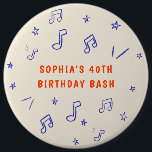 Musik noter Handritade illustrationer 40:e födelse Knapp<br><div class="desc">party-knappar med roligt och vismritad fyrtioårsdag med lekfulla illustrationer av musik noter och stjärnor. Perfekt som tillägg till en festlig pianokväll!</div>