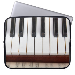 musik noter mot bakgrund av en pianoakustisk laptop fodral